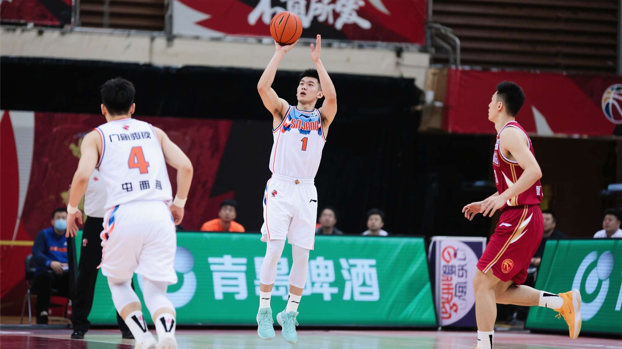 贺希宁4记三分救主!深圳2-0晋级,浙江主场魔咒破了?是真的吗 然而,比赛的走向往往不按剧本来。贺希宁在关键节点连续命中4记三分球,每一次出手都