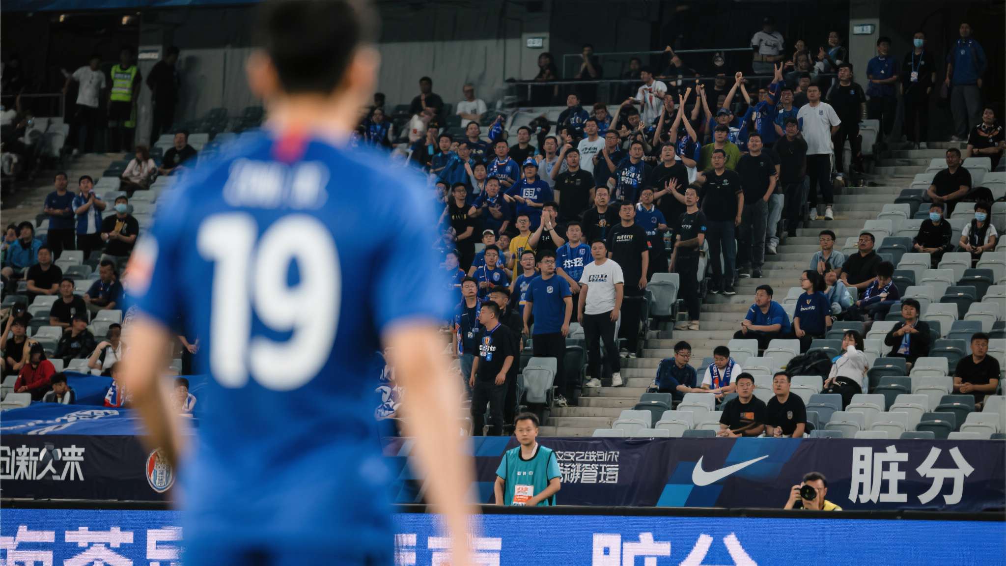 2-1险胜却似“葬礼”:皇马赢了球,伯纳乌为何提前离场? 事实上,类似的场景并非首次出现。在上赛季某几场联赛主场比赛中,球队同样以"脏分"